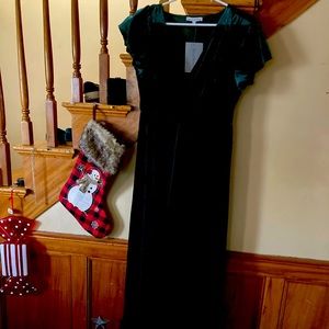 Emerald velvet maxi dress , very very comfortable, never worn brand new